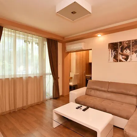 Tiny 'n Cozy 1br Flat With Parking Close To Center